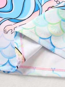 Detail van zeemeermin-zwemkleding met platte naden en textuur van vissenschubben