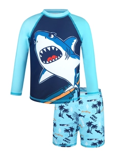 Detail der langärmeligen Jungen-Schwimmbekleidung mit Hai-Motiv und tropischen Surf-Mustern