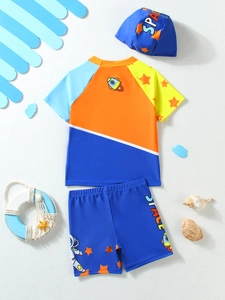 Vista plana de traje de baño de tres piezas para niños con motivos de astronautas