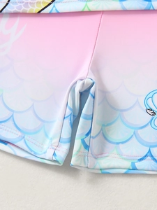 Detailweergave van het roze en blauwe zeemeermin schubbenpatroon op de zwemshort
