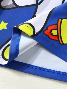 Detalle de costura plana y estampado de dibujos en bañador azul para niño