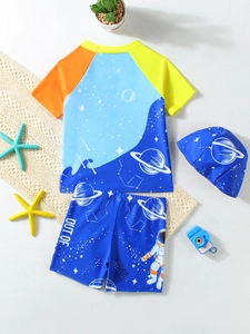 Détail de l'ensemble de bain 3 pièces pour garçon motif astronaute en tissu à séchage rapide