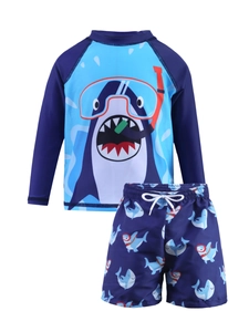 Détail du maillot deux pièces pour garçon avec imprimé requin, haut manches longues et short