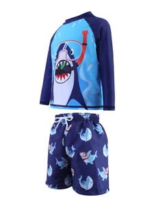 Détail du maillot de bain deux pièces pour garçons avec imprimé requin et manches longues