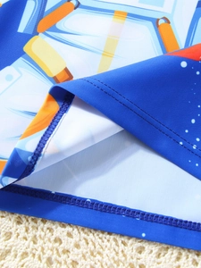 Gros plan du maillot de bain bleu pour enfants avec coutures et motif de sucettes