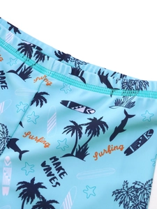 Detail der Jungen-Badehose mit elastischem Bund und Surfen-Ozean-Druckmuster