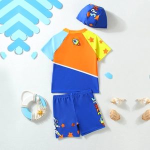 Conjunto de bañador de tres piezas para niños con estampado de astronauta y gorro a juego