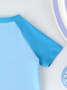 Gedetailleerde close-up van sneldrogende kinderzwemkleding met raglanmouwen en naden