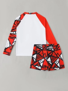 Detail eines zweiteiligen Jungen-Badeanzugs mit langen Ärmeln und geometrischem Muster