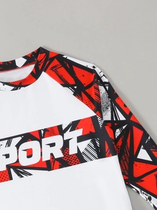 Detailansicht eines Jungen-Langarm-Badeanzugs mit roten und schwarzen Sport-Prints