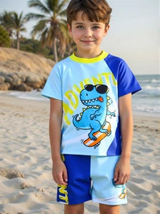 Dettaglio del costume da bagno per bambini con dinosauro cartone animato e testo adventure