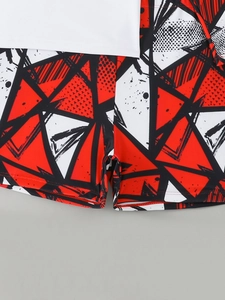 Detail der Jungen-Badehose mit kräftigen roten, schwarzen und weißen Dreiecksmustern