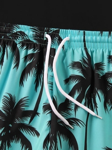 Dettaglio dei pantaloncini da bagno per bambini con elastico e stampa palme