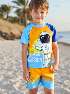 Dettaglio costume da bagno per bambini con stampa astronauta e tessuto ad asciugatura