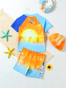 Set da bagno tre pezzi da bambino a tema spaziale con stampe di pianeti e sole su bianco