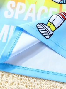 Dettaglio del costume da bagno bimbo con cuciture piatte e stampa SPACE bluastra