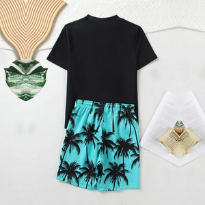 Set mare due pezzi da bambino con maglietta nera e pantaloncini blu con stampa di palme