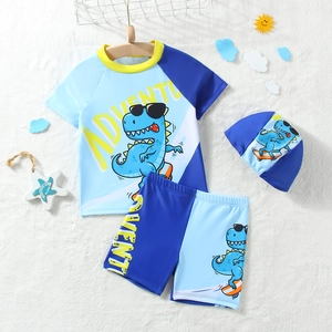 Set mare tre pezzi da bambino con stampa dinosauro, maglia a maniche corte e cappello