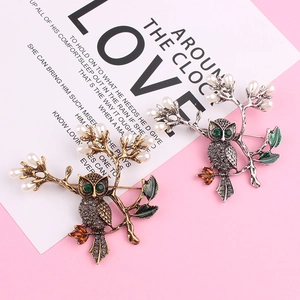 Broche hibou tendance avec strass gris et perles sur une branche en deux tons