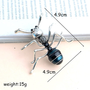 Broche fourmi exquise avec émail bleu et strass noirs sur fond rose délicat