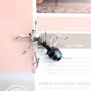 Broche fourmi exquise en métal argenté avec émail bleu et strass noirs étincelants