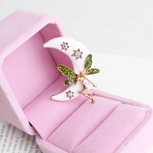 Broche fée de lune en émail avec cristaux étincelants sur boîte à bijoux rose