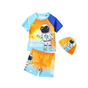 Set mare 3 pezzi da bambino con stampa astronauta, maglia, pantaloncini e cuffia
