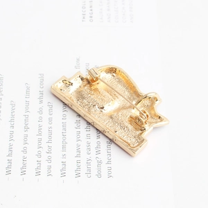 Creative cute cat alloy brooch with gold plating and secure safety pin fastener