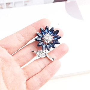 Vintage Blue Crystal Sunflower Brooch Alloy Rhinestone Inlaid Flower Breastpin For Women Fashion Clothing Accessories Gift