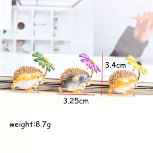 Lot de trois broches hérisson en émail avec fleurs colorées et détails en alliage