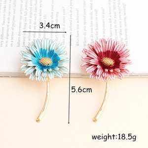Elegant minimalist daisy flower brooch set with enamel petals and gold stems