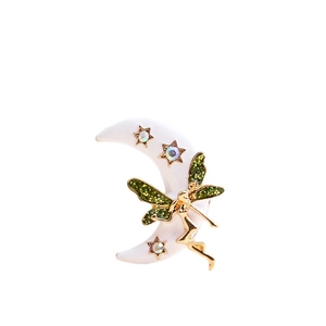 Broche fée dorée sur lune blanche avec strass colorés et ailes scintillantes vertes