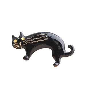 Lindo broche de gato negro en esmalte con detalles dorados sobre fondo blanco