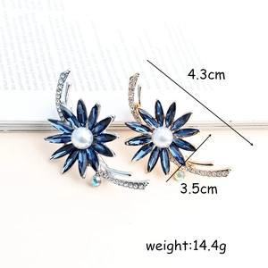 Broches fleurs élégantes en or et argent avec cristaux bleus et perles blanches