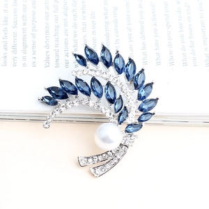 Elegante spilla a forma di spiga con cristalli blu navy, perle bianche e placcatura