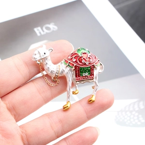 Broche Chameau en Alliage de Zinc Émaillé avec Strass et Chaîne Dorée Broche Animale Exotique pour Bijoux Femme Cadeau