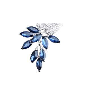 Eleganter silberner Blatt-Brosche mit tiefblauen Kristallblütenblättern im Marquise-Schliff