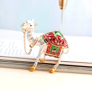 Vue détaillée d'une boîte à bijoux chameau avec émail coloré et strass étincelants