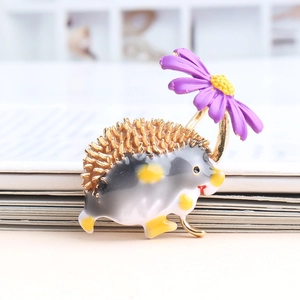 Broche hérisson créative avec marguerite violette, épingle en émail et métal doré