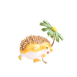 Broche hérisson à la mode avec strass et fleur de marguerite jaune sur fond blanc