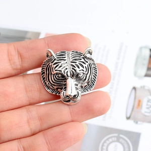 Détail de la broche tête de tigre en argent vintage montrant textures 3D et strass