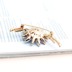 Vue arrière de la broche fleur en alliage doré avec un fermoir de sécurité rotatif sûr