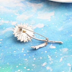 Creative dandelion flower brooch made of silver alloy with a secure pin clasp closure