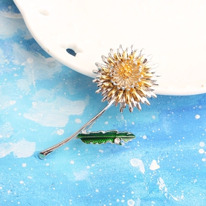 Elegant Dandelion Flower Brooch For Women Gold Silver Two-Tone Metal Pin Enamel Leaf Rhinestone Suit Sweater Jewelry Accessory