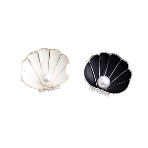 Elegant shell-shaped brooch set with artificial pearl and small crystals in black and white