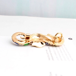 Vue détaillée du dos d'une broche hippocampe colorée avec fermoir à épingle et émail
