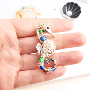 Broche hippocampe en alliage doré avec émail coloré, perles blanches et strass étincelants