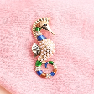 Broche hippocampe vintage avec émail coloré, perles et cristaux sur alliage doré