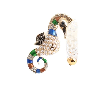 Broche hippocampe dorée élégante avec émail coloré, perles blanches et strass brillants