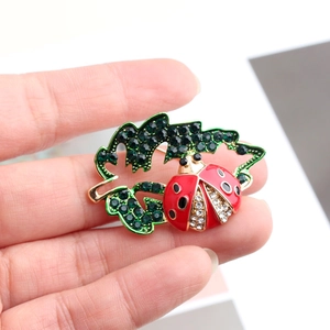 Broche de mariquita y hoja verde con gota de aceite rojo y diamantes de imitación
